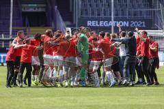 Relegation 2 - VfL Osnabrück - FC Ingolstadt 04 - Spiel ist aus, FCI steigt auf in die 2. Liga, Jubel Party, Spieler bilden eine Kreis und tanzen Torwart Fabijan Buntic (24, FCI)