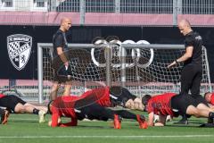 2.BL; FC Ingolstadt 04 - Neuer Cheftrainer Andre Schubert mit Co-Trainer Asif Saric im ersten Training, Cheftrainer André Schubert (FCI) und Athletik-Trainer Luca Schuster (FCI) beobachten die Spieler