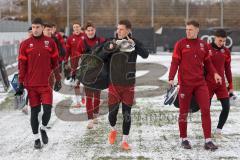 3. Liga - Saison 2025/26 - FC Ingolstadt 04 - Trainingsauftakt nach der Winterpause - Die Mannschaft kommt zum Training - Georgios Antzoulas (Nr.6 - FCI) - Jonas Scholz (Nr.15 - FCI) - Simon Lorenz (Nr.32 - FCI) - Foto: Meyer Jürgen