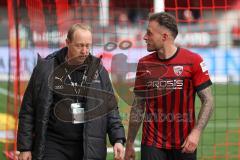 3.Liga - Saison 2022/2023 - FC Ingolstadt 04 -  SV Meppen - Patrick Schmidt (Nr.9 - FCI) verlässt verletzt den Platz und gestikuliert mit den gegnerischen Fans - - Foto: Meyer Jürgen