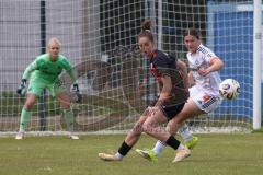 2. Bundesliga Frauen - Saison 2025/26 - FC Ingolstadt 04 Frauen - FCB München II - Klink Anna TW FCB - Emma Kusch (Nr.9 - FC Ingolstadt Frauen I) - Kraus Scarlett rot FCB  - Foto: Meyer Jürgen