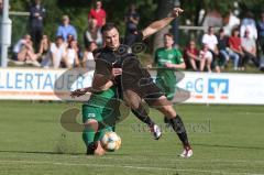 BZL - Oberbayern Nord - SV Manching - TSV Jetzendorf - Benedikt Vollnhals (#9 Manching) schwarz - Wojciech Swierkosz grün Jetzendorf - Foto: Jürgen Meyer