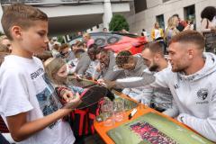 3. Liga; FC Ingolstadt 04 - offizielle Mannschaftsvorstellung auf dem Ingolstädter Stadtfest, Rathausplatz; Autogrammstunde für die Fans, Max Dittgen (10, FCI) David Kopacz (29, FCI) Hawkins Jalen (20 FCI) Pascal Testroet (37, FCI) Moussa Doumbouya (27, F