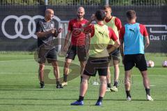 2.BL; FC Ingolstadt 04 - Neuer Cheftrainer Andre Schubert mit Co-Trainer Asif Saric im ersten Training, Cheftrainer André Schubert (FCI) erklärt Übung Nico Antonitsch (5, FCI) Peter Kurzweg (16, FCI) Filip Bilbija (35, FCI) Dennis Eckert Ayensa (7, FCI)