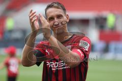 3. Fußball-Liga - Saison 2022/2023 - FC Ingolstadt 04 - SpVgg Bayreuth - Das Spiel ist aus - Jubel - Die Spieler bedanken sich bei den Fans - Tanzen - Freude - Tobias Schröck (Nr.21 - FCI) - Foto: Meyer Jürgen