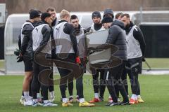 3. Liga; FC Ingolstadt 04 - Neuer Trainer Cheftrainer Guerino Capretti (FCI), erstes Training Besprechung am Platz mit dem Team, Spielzüge Strategie Pascal Testroet (37, FCI) Tobias Bech (11, FCI) David Kopacz (29, FCI) David Udogu (47, FCI) Calvin Bracke