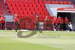 3. Fußball-Liga - Saison 2022/2023 - FC Ingolstadt 04 - SpVgg Bayreuth - Die Spieler begrüßen die Fans vor dem Spiel - Tobias Schröck (Nr.21 - FCI) - Denis Linsenmayer (Nr.23 - FCI) - Nico Antonitsch (Nr.5 - FCI) - Foto: Meyer Jürgen