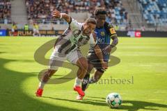 3. Liga - Saison 2026/27 - 1. FC Saarbrücken - FC Ingolstadt 04  - Keanan Bennetts (Nr.18 - FCI) - Kelsey Owusu (Nr.31 - Saarbrücken) - Foto: Meyer Jürgen