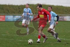 Kreisliga - Saison 2025/26- TSV Kösching - FC Sandersdorf - Benedikt Schneeberger rot Kösching geht allein auf den Torwart Philipp Gier Sandersdorf zu und vergibt einen 100%ige  Chance - XXXXX - Foto: Meyer Jürgen
