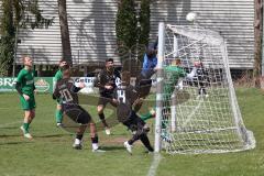 Fussball - Kreisliga - FC Grün Weiss Ingolstadt - FC Fatih Ingolstadt - Farug Lawal Torwart GW Ingolstadt wehrt den Ball nach einer direkten Ecke ab - Foto: Meyer Jürgen