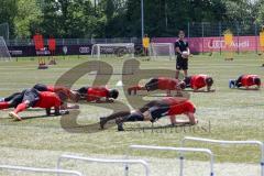 Bayernliga Süd - Saison 2022/2023 - FC Ingolstadt 04 II -  Trainingsauftakt - Käs Alexander Trainer FCI sieht zu beim stretching - Foto: Meyer Jürgen