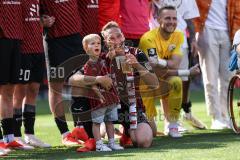 3. Liga; FC Ingolstadt 04 - VfB Lübeck; Verabschiedung Tobias Schröck (21, FCI) weint mit Sohn im Arm, Team