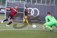 Freundschaftsspiel - Saison 2022/2023 - FC Ingolstadt 04 -  SpVgg Bayreuth - David Kopacz (Nr.29 - FCI) - Torwart Sebastian  Kolbe (Nr.31 - SpVgg Bayreuth) - Foto: Meyer Jürgen