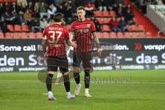 3. Liga; FC Ingolstadt 04 - Erzgebirge Aue; Pascal Testroet (37, FCI) Calvin Brackelmann (17, FCI) Hand abklatschen