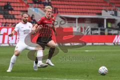 3. Liga; FC Ingolstadt 04 - Rot-Weiss Essen; Tobias Bech (11, FCI) Zweikampf Kampf um den Ball Herzenbruch Felix ( RWE)