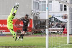 Relegation 2 - U17 - SSV Jahn Regensburg - FC Ingolstadt 04 - kommt zu spät Dominik Dedaj (21 FCI), Torwart Milan Herczig (1 SSV) fängt