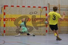 Lotto Bayern Hallencup - Saison 2024/25 - FC Hitzhofen/Oberzell - TSV Ober./Unterhaunstadt- 6 Meter schiessen - Maximilian Eichlinger gelb Hitzhofen - Martin Krumpietz TW Ober/Unterhaunstadt - Foto: Meyer Jürgen