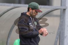 Landesliga - Saison 2025/26 - SV Manching - FC Memmingen II - Cheftrainer Cüneyt Köz (SV Manching) sieht auf die Uhr - XXXXX - Foto: Meyer Jürgen