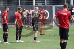 2. Bundesliga - FC Ingolstadt 04 - Trainingsauftakt mit neuem Trainerteam - Athletik-Trainer Luca Schuster (FCI) erklärt Übungen, Hawkins Jaren (20 FCI) Fatih Kaya (9, FCI)