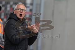 3. Liga; FC Ingolstadt 04 - MSV Duisburg; on fire Sportdirektor Harald Gärtner (FCI) feuert die Spieler an