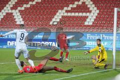 3. Liga - FSV Zwickau - FC Ingolstadt 04 - Torschuß Fatih Kaya (9, FCI), Nkansah Steffen (25 Zwickau) stört, Torwart Brinkies Johannes (1 Zwickau)