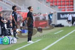 3. Liga; FC Ingolstadt 04 - SV Wehen Wiesbaden; Cheftrainerin Sabrina Wittmann (FCI) an der Seitenlinie, Spielerbank teilnahmslos schaut zu
