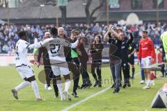3. Liga; SV Meppen - FC Ingolstadt 04; Tor Jubel Treffer 0:2  mit dem Kopf Moussa Doumbouya (27, FCI) an der Seitenlinie, Spielerbank Torwart-Trainer Robert Wulnikowski (FCI) Cheftrainer Michael Köllner (FCI) Hans Nunoo Sarpei (18 FCI) Arian Llugiqi (25, 