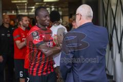 3. Liga; FC Ingolstadt 04 - SV Elversberg; Vorsitzender des Vorstandes Peter Jackwerth (FCI) begrüßt Moussa Doumbouya (27, FCI)