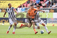 3. Liga; SV Sandhausen - FC Ingolstadt 04; Zweikampf Kampf um den Ball Ognjen Drakulic (30, FCI) Zander Luca-Milan (19 SVS) Diekmeier Dennis (18 SVS)