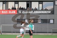 2. Bundesliga Frauen - Saison 2023/24 - FC Ingolstadt 04 Frauen - Borussia Mönchen Gladbach - Cheftrainer Michael Köllner (FCI) - Die Mannschaft schaut beim Spiel zu - Foto: Meyer Jürgen