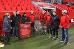 3. Liga; FC Ingolstadt 04 - Hallescher FC; Ehrenamt Ehrung, Stadionsprecher Italo Mele, Ehrenpräsident Werner Roß (3. von links)