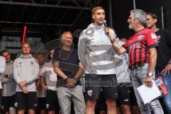 3. Liga; FC Ingolstadt 04 - offizielle Mannschaftsvorstellung auf dem Ingolstädter Stadtfest, Rathausplatz; Tobias Schröck (21, FCI) wird als neuer Kapitän vorgestellt von Stadionsprecher Italo Mele