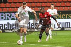 3. Liga; FC Ingolstadt 04 - Hallescher FC; Zweikampf Kampf um den Ball Casar Aljaz (17 Halle) Moussa Doumbouya (27, FCI)