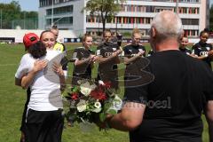 2. Fußball-Liga - Frauen - Saison 2022/2023 - FC Ingolstadt 04 - FCB München II - Verabschiedung von Alina Mailbeck (Nr.8 - FCI Frauen) durch Stefanie Hamberger - Vorsitzender des Vorstandes Peter  Jackwerth (FCI) - Foto: Meyer Jürgen