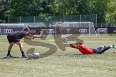 Bayernliga Süd - Saison 2022/2023 - FC Ingolstadt 04 II -  Trainingsauftakt - Torwarttrainer Krystian Kalinowski - Julian Bock rechts - Foto: Meyer Jürgen