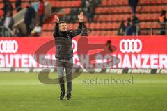 3. Liga; FC Ingolstadt 04 - Erzgebirge Aue; Spieler bedanken sich bei den Fans Cheftrainer Michael Köllner (FCI)