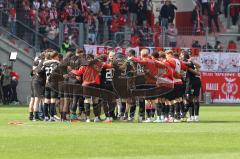 3.Liga - Saison 2022/2023 - Hallersche FC - FC Ingolstadt 04 - Das spiel ist aus - enttäuschte Gesichter - Die Mannschaft bildet einen Kreis nach dem Spiel -  - Foto: Meyer Jürgen