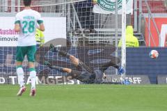 2.BL; FC Ingolstadt 04 - Werder Bremen, Torwart Fabijan Buntic (24, FCI) rettet vor Gruev Ilia (28 Bremen)