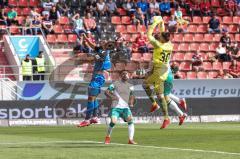 2.BL; FC Ingolstadt 04 - Werder Bremen, Fatih Kaya (9, FCI) kommt zu spät, Torwart Zetterer Michael (30 Bremen) sicher