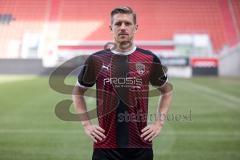 2.BL; FC Ingolstadt 04 - Portraitshooting, Mannschaftsfoto, Denis Linsmayer (23, FCI)