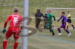 Testspiel - Fußball - SV Manching - VFR Neuburg/Donau  - Rainer Meisinger (#19 Manching) - Stegmeir Sebastian lila #3  Neuburg - Mayr Phillip Torwart Neuburg - Foto: Jürgen Meyer