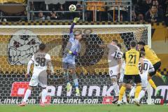3. Liga; Dynamo Dresden - FC Ingolstadt 04; Torwart Boevink Pelle (26 FCI) boxt Ball weg Deniz Zeitler (38, FCI) Mladen Cvjetinovic (19, FCI) Meißner Robin (21 DD) Yannick Deichmann (20, FCI)