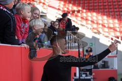 2.BL; FC Ingolstadt 04 - Holstein Kiel; Selfie mit den Fans Kinder Lachen Stefan Kutschke (30, FCI)
