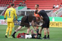 DFB Pokal; FC Ingolstadt 04 - SV Darmstadt 98; Mannschaftsarzt Dr. Alexander Röhrl eilt aufs Feld zu Patrick Schmidt (9, FCI), Physiotherapeut Georg Meyer links, Torwart Schuhen Marcel (1 SVD)