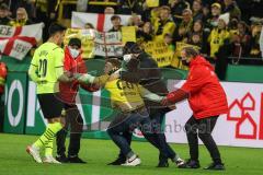 DFB Pokal; Borussia Dortmund - FC Ingolstadt 04; Flitzer wird von den Ordnern gefangen und festgehalten und bekommt dann von Reinier (20 BVB) das Trikot