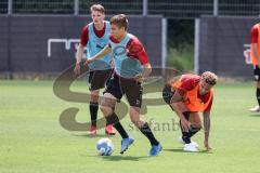 2. Bundesliga - FC Ingolstadt 04 - Trainingsauftakt mit neuem Trainerteam - Filip Bilbija (35, FCI) Hawkins Jaren (20 FCI) Maximilian Neuberger (38, FCI)