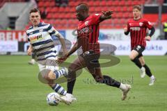 3.Liga - Saison 2022/2023 - FC Ingolstadt 04 -  MSV Duisburg - Moussa Doumbouya (Nr.27 - FCI) - Niclas Stierlin (Nr.23 - MSV Duisburg) - Foto: Meyer Jürgen