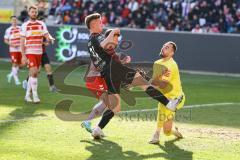 3. Liga; SSV Jahn Regensburg - FC Ingolstadt 04; Torschuß knapp vorbei Torwart Gebhardt Felix (1 Jahn) Saller Benedikt (6 Jahn) verhindern Julian Kügel (31, FCI)