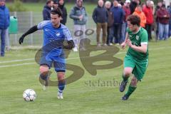 Kreisliga - Saison 2023/24 - SV Lippertshofen - SV Hundszell - Johannes Rindlbacher blau Hundszell - Josef Buchner grün Lippertshofen - Foto: Meyer Jürgen