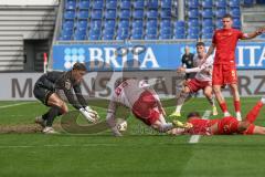 3. Liga - Saison 2025/26 - SV Wehen/Wiesbaden - FC Ingolstadt 04  - Julian Kügel (Nr.29 - FCI) - Justin Janitzek (Nr.15 - Wiesbaden) - Torwart Noah Brdar (Nr.31 - Wiesbaden) Foto: Meyer Jürgen